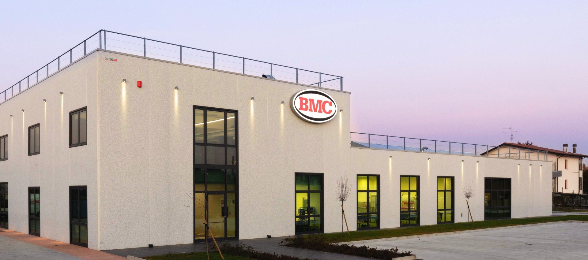 Il nuovo stabilimento BMC viene inaugurato con l'obiettivo di raggiungere i più alti standard qualitativi grazie alle migliori attrezzature esistenti.